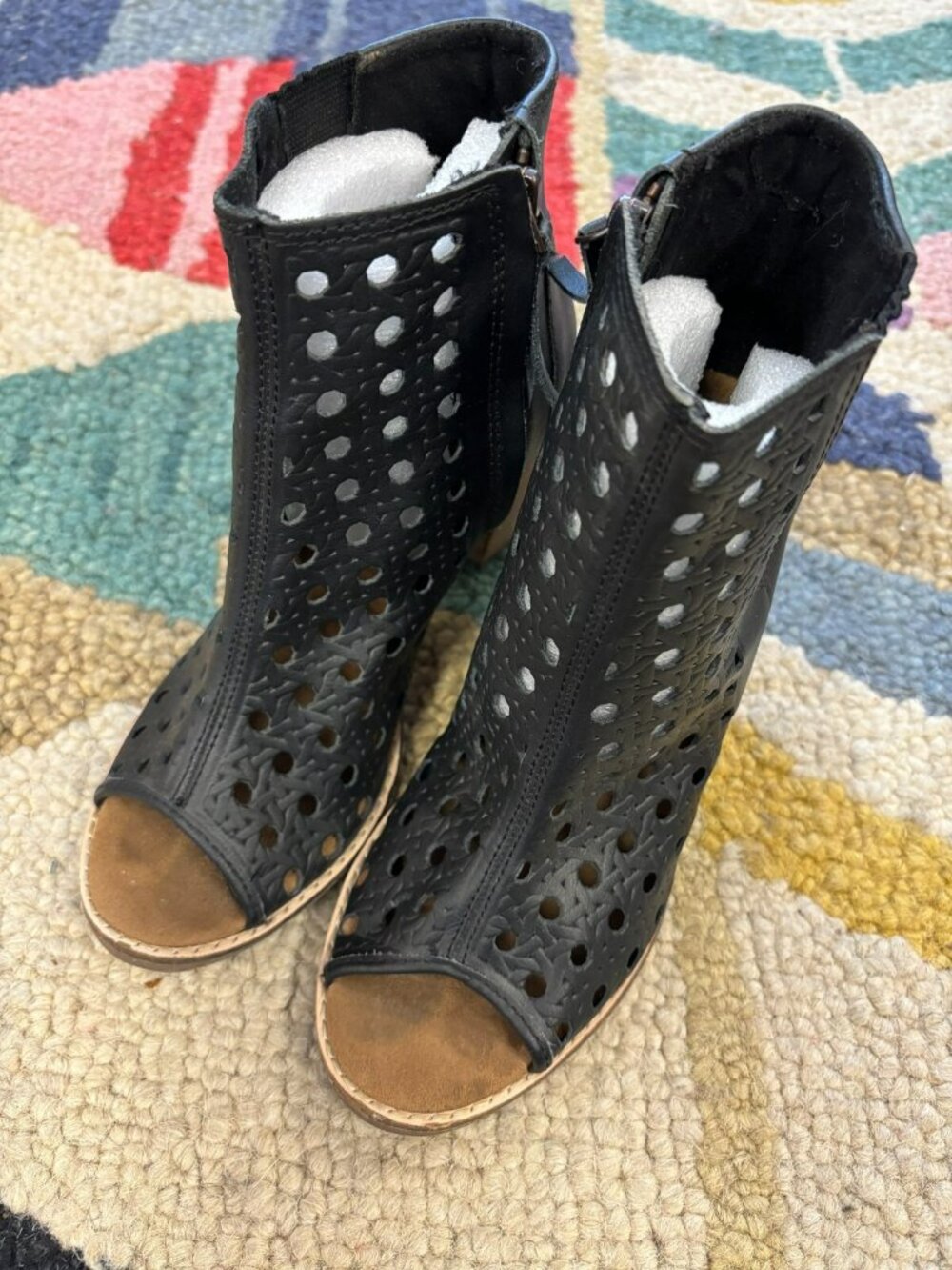 Toms Majorca Perforated Peep Toe Booties Shooties Laser Cut Stacked Heel Size 7 - Picture 3 of 8